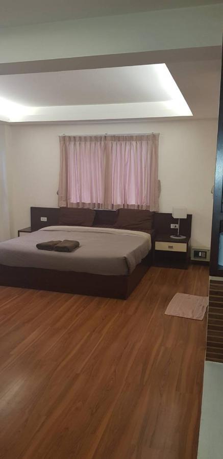 Jolly Guesthouse & Restaurant Pattaya Exterior foto